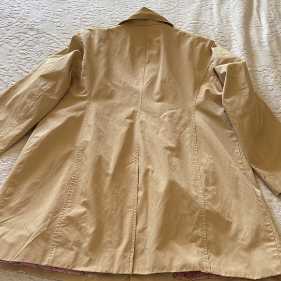 Beautiful Gently Loved Women's Tan Rain Coat with Floral Lining by Michael Kors - Picture 9 of 15